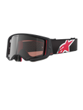 Alpinestars Supertech Corp Goggles Absolute Vision, lunettes de motocross, noir et rouge avec écran miroir argenté, marquage « ONE GOAL. ONE VISION. », sangle noire avec grand logo étoile rouge et blanc, monture angulaire avec rembourrage en mousse, protection oculaire tout-terrain haut de gamme