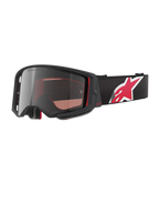 Alpinestars Supertech Corp Goggles Absolute Vision, lunettes de motocross, noir et rouge avec écran miroir argenté, marquage « ONE GOAL. ONE VISION. », sangle noire avec grand logo étoile rouge et blanc, monture angulaire avec rembourrage en mousse, protection oculaire tout-terrain haut de gamme