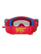 Masque Alpinestars Supertech Corp, lunettes de motocross rouges et bleues, vue arrière montrant le bandeau réglable rouge avec marquage jaune « ALPINESTARS ONE GOAL. ONE VISION. », boîtiers roll-off intégrés et mousse faciale multicouche noire