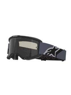 Masque Vision Sand Alpinestars, masque de motocross, monture noire et grise avec écran fumé foncé, large sangle bleu-gris arborant un grand logo Alpinestars noir et blanc, protection oculaire pour le pilotage tout-terrain et dans le désert