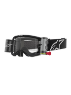 Alpinestars Vision 8 Corp Goggles Roll Off, lunettes de motocross, noir et transparent, système roll-off intégré avec languette rouge, sangle noire avec logo blanc, motif de lentille ondulé avec texte « ONE GOAL. ONE VISION. », protection oculaire haute performance pour la course tout-terrain