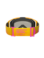 Masque de motocross Alpinestars Vision 8 Corp, orange et jaune avec accents roses, vue arrière montrant le bandeau avec l'inscription « ALPINESTARS ONE GOAL. ONE VISION. », ajusteurs de bandeau roses, monture orange avec rembourrage en mousse noire
