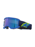 Alpinestars Vision 5 Corp, masque de motocross, monture bleue avec écran miroir bleu, bandeau bleu marine avec large logo A-star jaune fluo, vue de profil montrant la monture ventilée et la mousse faciale grise, marquage « ONE GOAL. ONE VISION. »