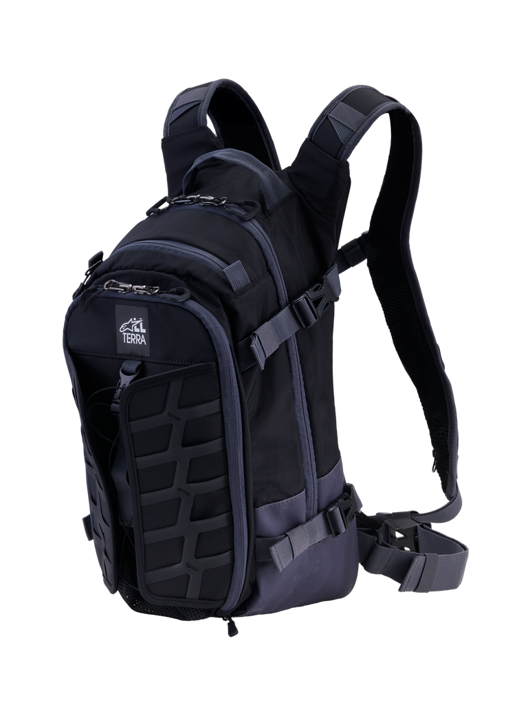 Sac à dos Alpinestars AT-15, sac à dos technique de moto, noir et gris foncé, doté d'un panneau MOLLE frontal robuste, de sangles de compression réglables, de bretelles rembourrées avec verrouillage magnétique à la poitrine et du logo All Terra, conçu pour le pilotage d'aventure tout-terrain