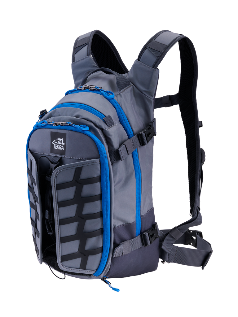 Sac à dos Alpinestars AT-15, sac à dos de moto Adventure, gris foncé et gris anthracite avec liserés de fermeture éclair bleu vif, vue de trois-quarts avant montrant le logo « ALL TERRA », panneau avant extensible et système de sangles ergonomiques techniques