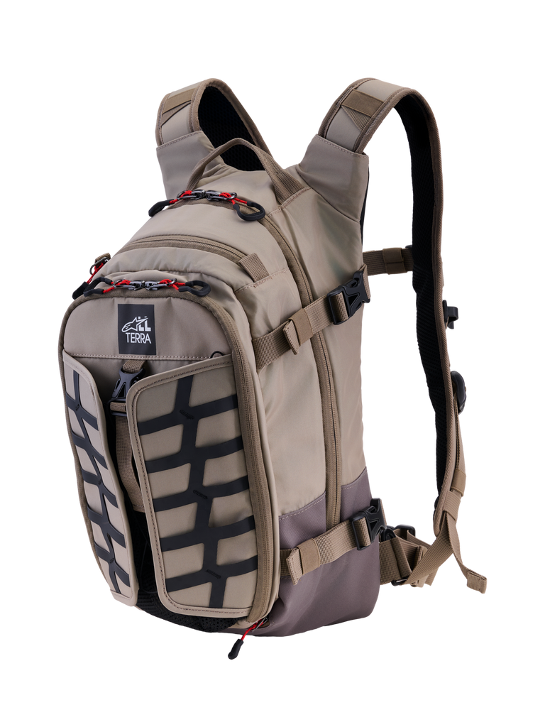Sac à dos Alpinestars AT-15, Aluminum Walnut, sac à dos de moto d'aventure extensible de 15 L, vue de face 3/4 arborant le logo All Terra, panneau à grille noire, détails de fermetures éclair rouges et bretelles ergonomiques, design tout-terrain robuste