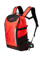 Sac à dos Alpinestars MM93 AMP3, sac à dos technique de moto, rouge fluo et rouge vif avec accents noirs, arborant le marquage Marc Marquez 93 et les logos Alpinestars, bretelles réglables, poche latérale en filet et design textile structuré.