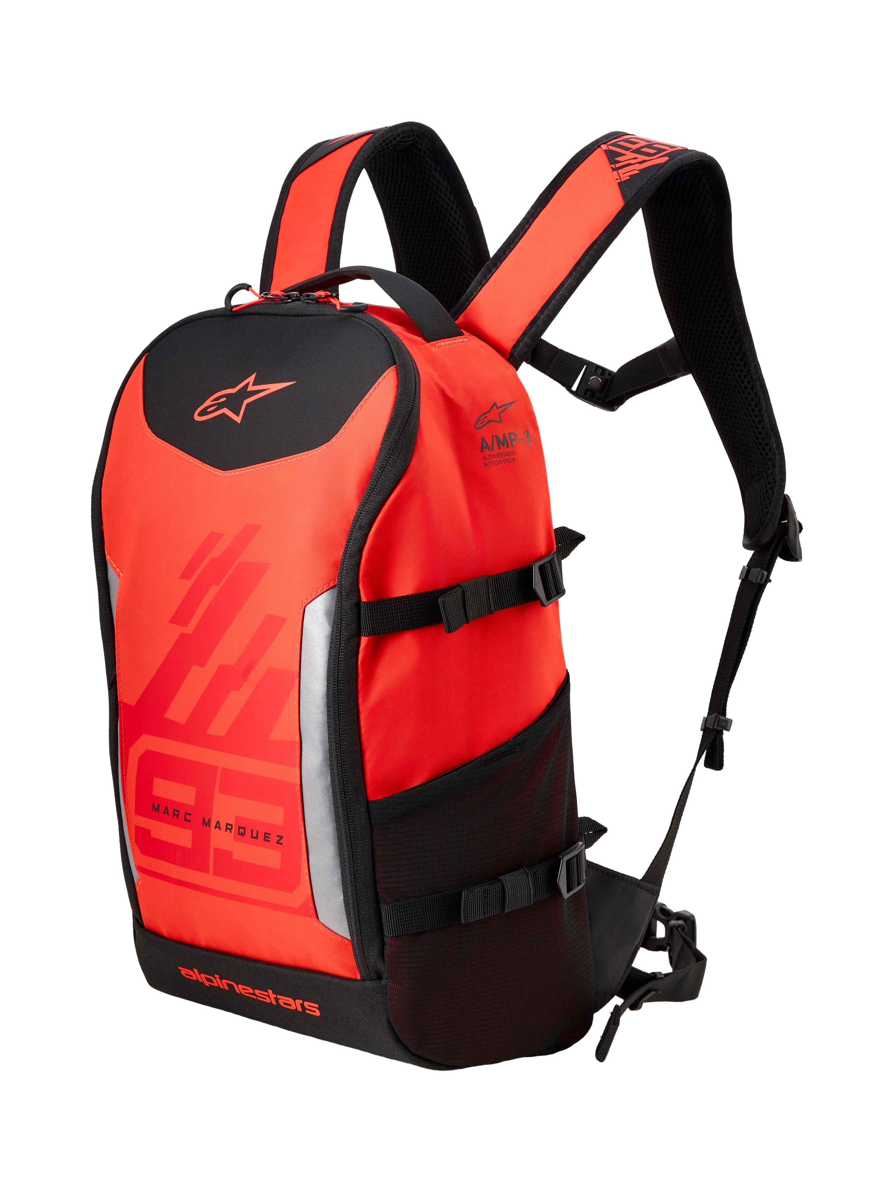 Sac à dos Alpinestars MM93 AMP3, sac à dos technique de moto, rouge fluo et rouge vif avec accents noirs, arborant le marquage Marc Marquez 93 et les logos Alpinestars, bretelles réglables, poche latérale en filet et design textile structuré.