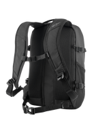 Sac à dos Alpinestars AMP3 noir, vue arrière montrant le panneau dorsal respirant en maille 3D avec canaux de circulation d'air, bretelles ergonomiques réglables, boucle pectorale et sangle de taille pour la conduite à moto.