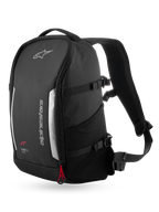 Sac à dos Alpinestars AMP3, sac à dos de moto 17 L, noir, vue de trois-quarts avant montrant les détails réfléchissants argentés, le logo Alpinestars, la tirette rouge, les sangles de compression latérales et la bretelle rembourrée en maille.
