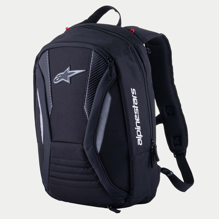 Alpinestars Charger Boost Backpack, sac à dos moto, noir, coque semi-rigide aérodynamique avec logo Astar frontal et lettrage vertical blanc, panneaux texturés en fibre de carbone et accents réfléchissants, design profilé pour la conduite sur route haute performance