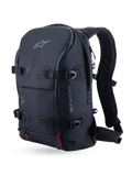 Sac à dos Alpinestars AMP-7, sac à dos moto touring technique, noir, vue de trois-quarts avant avec quatre sangles de compression de charge, des bretelles ergonomiques rembourrées et des tirettes avec touches de rouge.