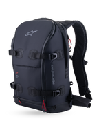 Sac à dos Alpinestars AMP-7, sac à dos moto touring technique, noir, vue de trois-quarts avant avec quatre sangles de compression de charge, des bretelles ergonomiques rembourrées et des tirettes avec touches de rouge.