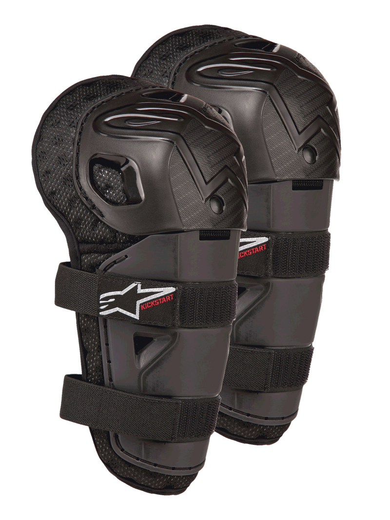 Genouillères Alpinestars Bionic Action Kickstart, protections de genoux et de tibias de motocross pour enfant, noires avec logo KICKSTART rouge, coque articulée en plastique et doubles sangles élastiques, équipement de protection pour jeunes pilotes tout-terrain