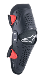 Genouillères Alpinestars Youth SX-1, protections de motocross, noir et rouge, dotées de trous de ventilation perforés, système de charnière à double pivot, sangles réglables avec boucles rouges, logo étoile blanc, protection de moto tout-terrain pour jeunes