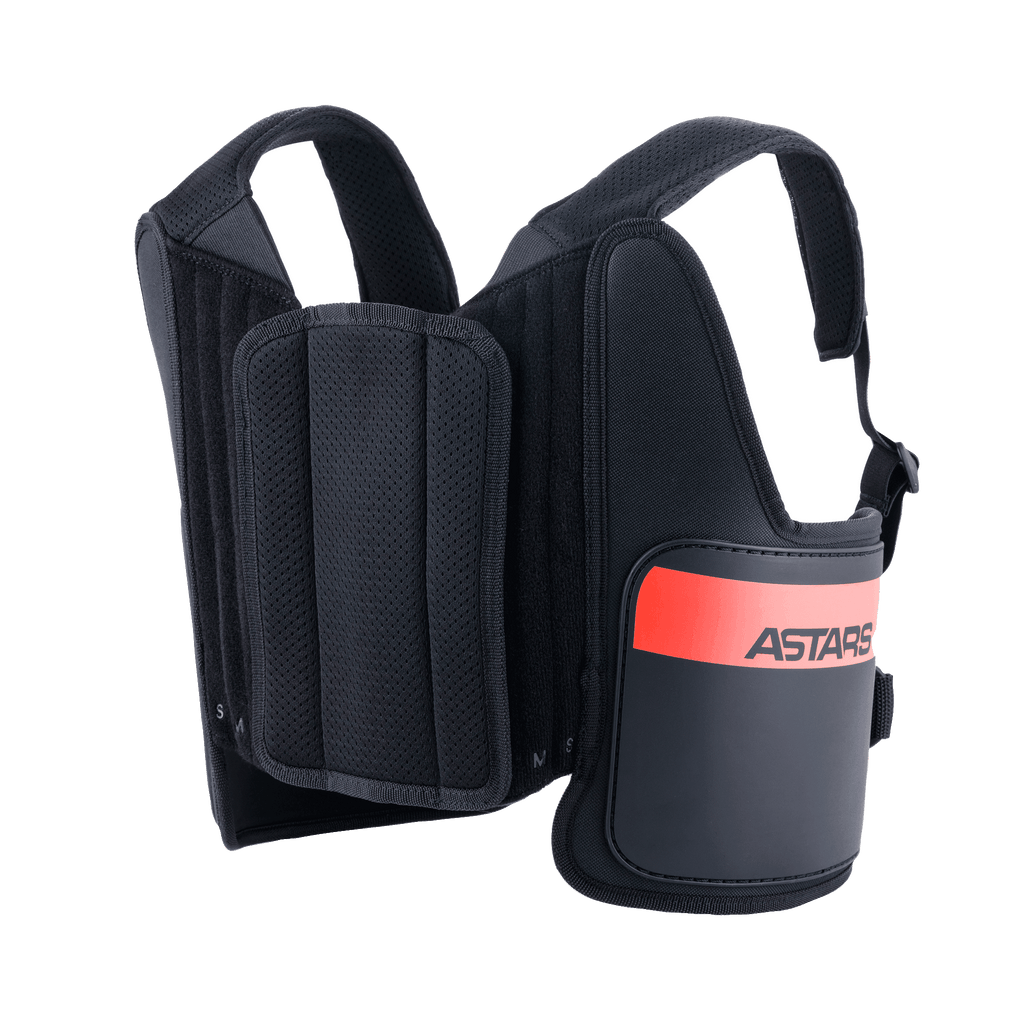 Alpinestars Youth Bionic Rib Support, protège-côtes de karting, noir avec des accents rouges, doté de bretelles réglables en maille, d'un panneau central rembourré et de coques latérales rigides avec le logo ASTARS, équipement de sécurité léger et ergonomique pour jeunes pilotes.