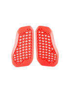 Alpinestars Nucleon Plasma Divided Chest Protector, insert de protection de poitrine rouge pour moto, motif en zigzag ventilé avec trous perforés, protection contre les impacts certifiée CE, construction légère en deux parties