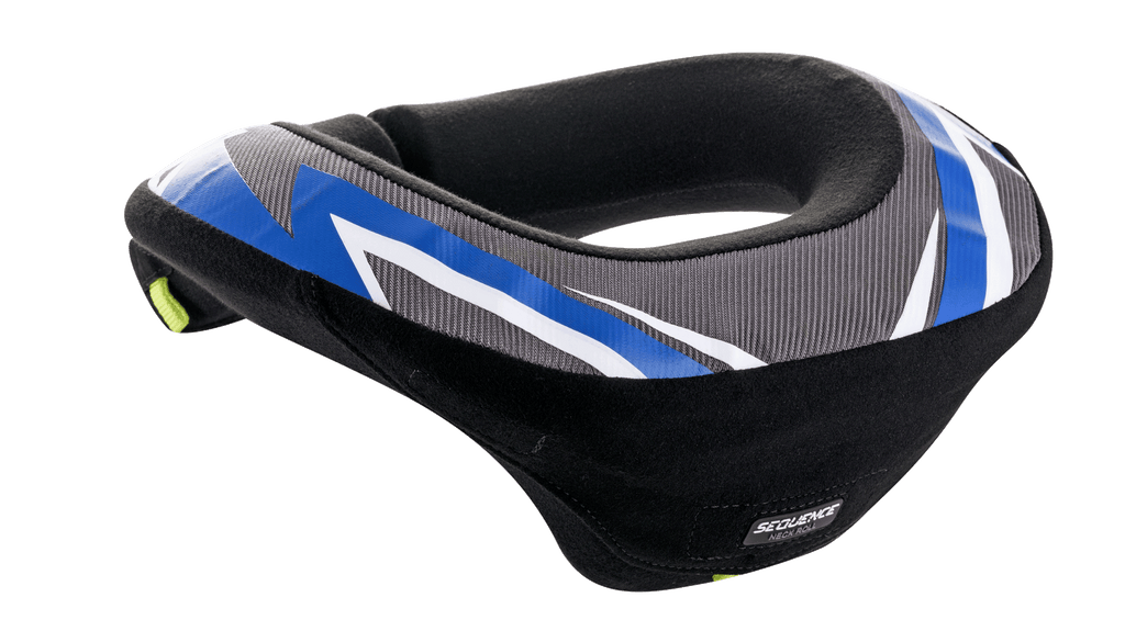 Alpinestars Youth Sequence Neck Roll, protection cervicale, noir anthracite et bleu, design ergonomique avec partie arrière allongée pour la stabilité, panneaux texturés gris avec accents graphiques bleus et blancs, doublure intérieure noire douce, conçu pour la sécurité des jeunes en motocross et karting