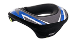 Alpinestars Youth Sequence Neck Roll, protection cervicale, noir anthracite et bleu, design ergonomique avec partie arrière allongée pour la stabilité, panneaux texturés gris avec accents graphiques bleus et blancs, doublure intérieure noire douce, conçu pour la sécurité des jeunes en motocross et karting