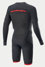 Sous-couche technique du système Tech-Air®, sous-combinaison de moto racing noire et rouge, maille ventilée au dos, portée par un mannequin.