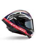 Casque Alpinestars Supertech R10 Team, casque de moto de course, carbone noir avec accents rouge fluo et bleu mat, larges logos Alpinestars blancs, design aérodynamique avec spoilers intégrés, écran transparent, texture de fibre de carbone apparente, profil de course épuré