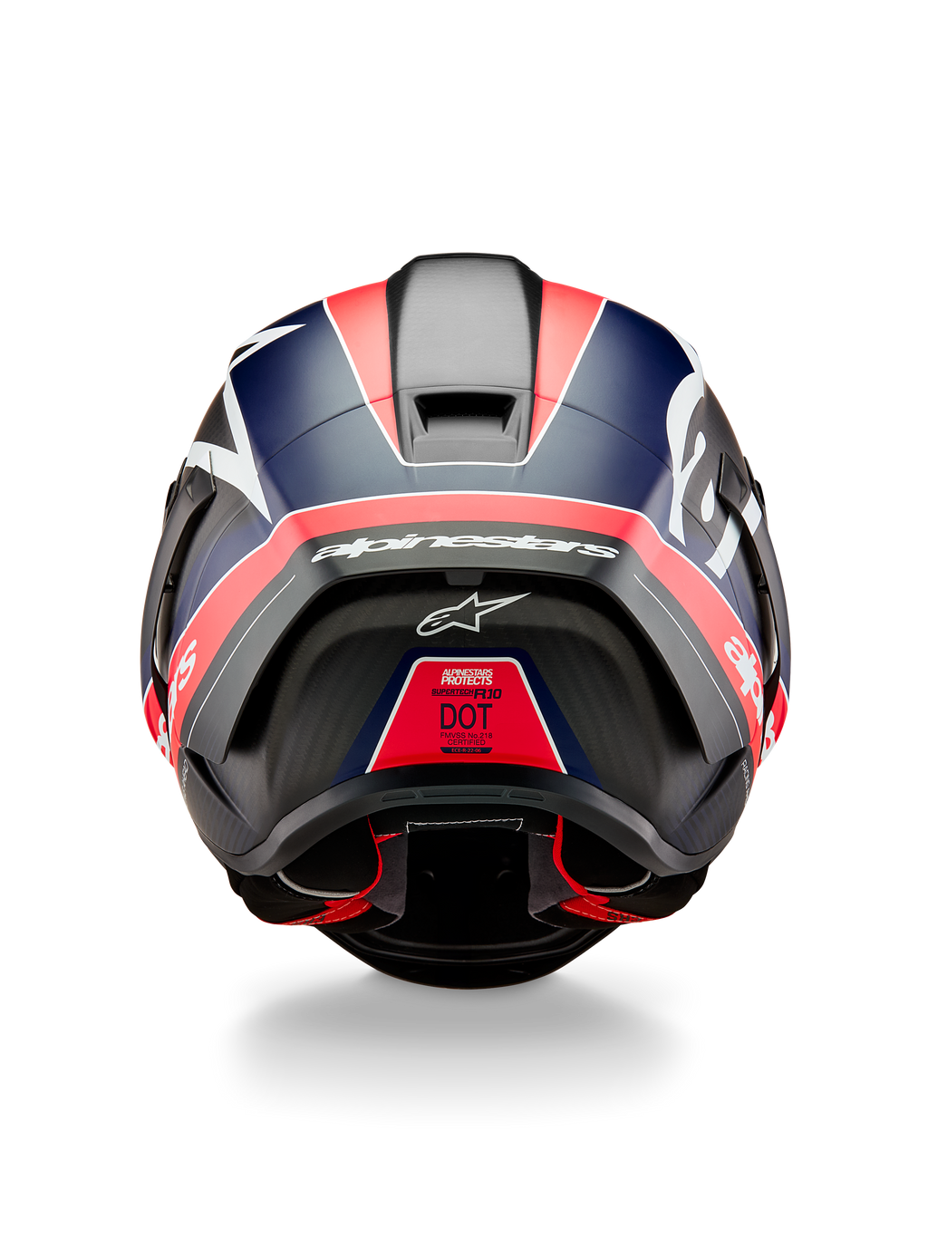 Casque Alpinestars Supertech R10 Team, vue arrière, carbone noir avec accents rouge fluo et bleu mat, doté d'un spoiler aérodynamique, d'un marquage Alpinestars blanc et d'une étiquette de certification DOT, équipement de course professionnel