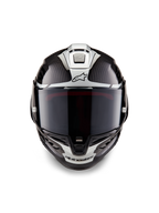 Casque Alpinestars Supertech R10 Element, casque intégral de course, noir carbone argent noir brillant, vue de face montrant la visière fumée foncée et la structure en fibre de carbone brillante avec des graphismes aérodynamiques argentés et les logos Alpinestars