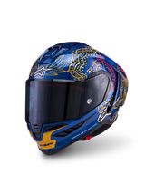 Casque de course Alpinestars Supertech R10 Martinator Thai, carbone bleu, graphismes dorés et visière fumée foncée.