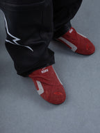 Alpinestars RSRV Starline Shoes, chaussons rouges avec détails blancs et gris, texte "RSRV", texture douce, portés avec pantalon noir à logo blanc