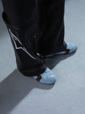 Alpinestars RSRV Starline Shoes, chaussures casual premium, bleu clair avec perforations et accents marron, logo blanc Alpinestars, portées avec pantalon en cuir noir à motifs blancs