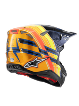 Casque Alpinestars Supertech M10 TLD Edition 25, casque de motocross, bleu foncé, orange et jaune fluo avec du rouge, vue de trois-quarts arrière montrant une finition brillante, logo Alpinestars, marquage Troy Lee Designs et ports de ventilation intégrés
