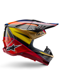 Casque Alpinestars Supertech M10 Era, casque de motocross, jaune doré et rouge Rio brillant avec accents bleus et noirs, design aérodynamique avec visière intégrée, multiples aérations avec mesh et détails en fibre de carbone, certifié ECE 22.06