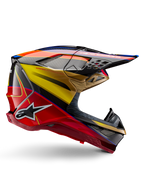 Casque Alpinestars Supertech M10 Era, casque de motocross, jaune doré et rouge Rio brillant avec accents bleus et noirs, design aérodynamique avec visière intégrée, multiples aérations avec mesh et détails en fibre de carbone, certifié ECE 22.06