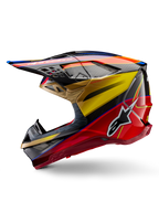 Casque Alpinestars Supertech M10 Era, casque de motocross, or jaune et rouge Rio brillant, profil latéral avec texture en fibre de carbone et graphismes audacieux, logo étoile Alpinestars, forme aérodynamique avec de nombreux orifices de ventilation, protection professionnelle pour la course tout-terrain