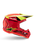 Casque Alpinestars S-M3 Youth Fray, casque de motocross, rouge, jaune fluo et noir brillant, vue de profil montrant un design aérodynamique élégant avec visière intégrée et aérations proéminentes, logo noir audacieux sur une coque rouge vif, optimisé pour les performances tout-terrain des jeunes pilotes