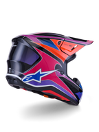 Casque Alpinestars S-M7 Fuse, casque de motocross, finition brillante bleu, violet et rose avec accents orange et noir, vue de trois-quarts arrière montrant la coque aérodynamique, la visière et les ports de ventilation, protection professionnelle pour la course tout-terrain