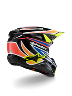 Casque Alpinestars S-M3 Youth Wurx, casque de motocross pour enfant, noir avec accents orange vif, rouge, bleu et jaune fluo, vue de trois-quarts arrière montrant la coque aérodynamique et les orifices de ventilation, finition brillante avec logo Alpinestars bien visible.