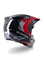 Casque Alpinestars Honda S-M5 ECE, casque de motocross, noir rouge brillant, vue de trois-quarts arrière avec marquage Honda et logos Alpinestars, finition brillante avec motifs graphiques rouges et gris, protection tout-terrain