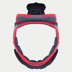 Alpinestars Supertech R10 Crown Pad, rembourrage intérieur de rechange pour casque, tissu doux gris avec bordure rouge et pattes de fixation noires, design circulaire pour casques S-R10, avec logo étoile brodé sur la languette supérieure.