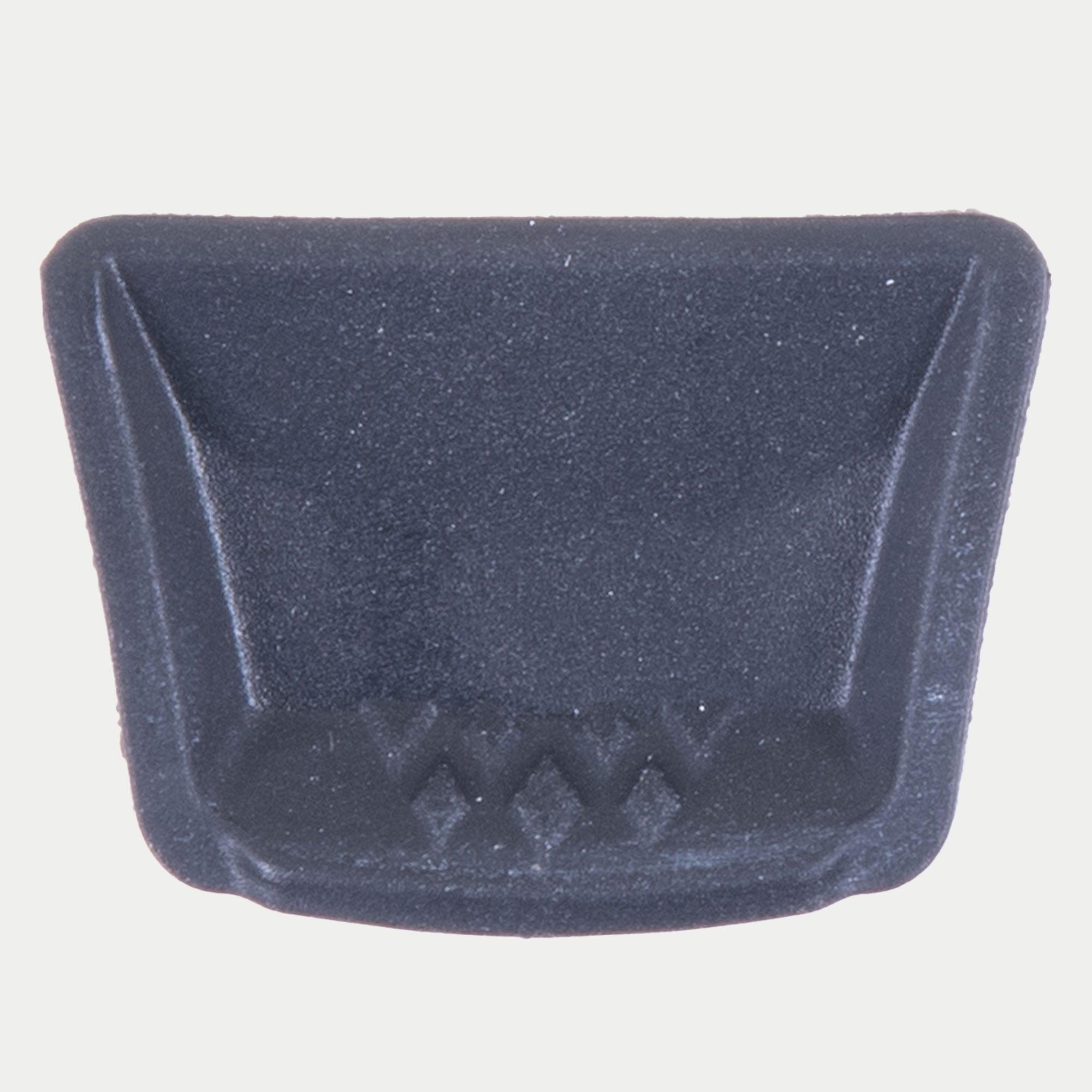 Bouchon en caoutchouc pour évent de menton Alpinestars Supertech R10, accessoire de casque, noir, composant en caoutchouc moulé pour casque S-R10, avec un design trapézoïdal texturé pour une gestion sécurisée de la ventilation.