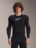 Alpinestars A-Impact Plasma Protection Jacket à manches longues, noire avec logo étoile blanc, portée par un mannequin homme, vue de face, maille extensible ajustée, rembourrage renforcé sur la poitrine et les épaules, fermeture éclair latérale décalée