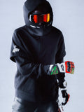 Alpinestars RSRV Vault Hoodie, sweat à capuche noir pour homme, style urbain motorsport, porté avec casque et lunettes réfléchissantes orange, logos blancs sur la manche, look streetwear premium