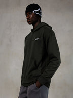 Sweat à capuche Alpinestars Essentials Ageless, Off Black, mannequin homme portant un style streetwear décontracté, molleton gris charbon délavé avec un petit logo étoile blanc, associé à un bonnet Alpinestars noir et un pantalon gris