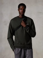Alpinestars Essentials Ageless Crew, sweat-shirt à col rond, Off Black, avec un petit logo Alpinestars blanc sur la poitrine, col et ourlet côtelés, style streetwear décontracté