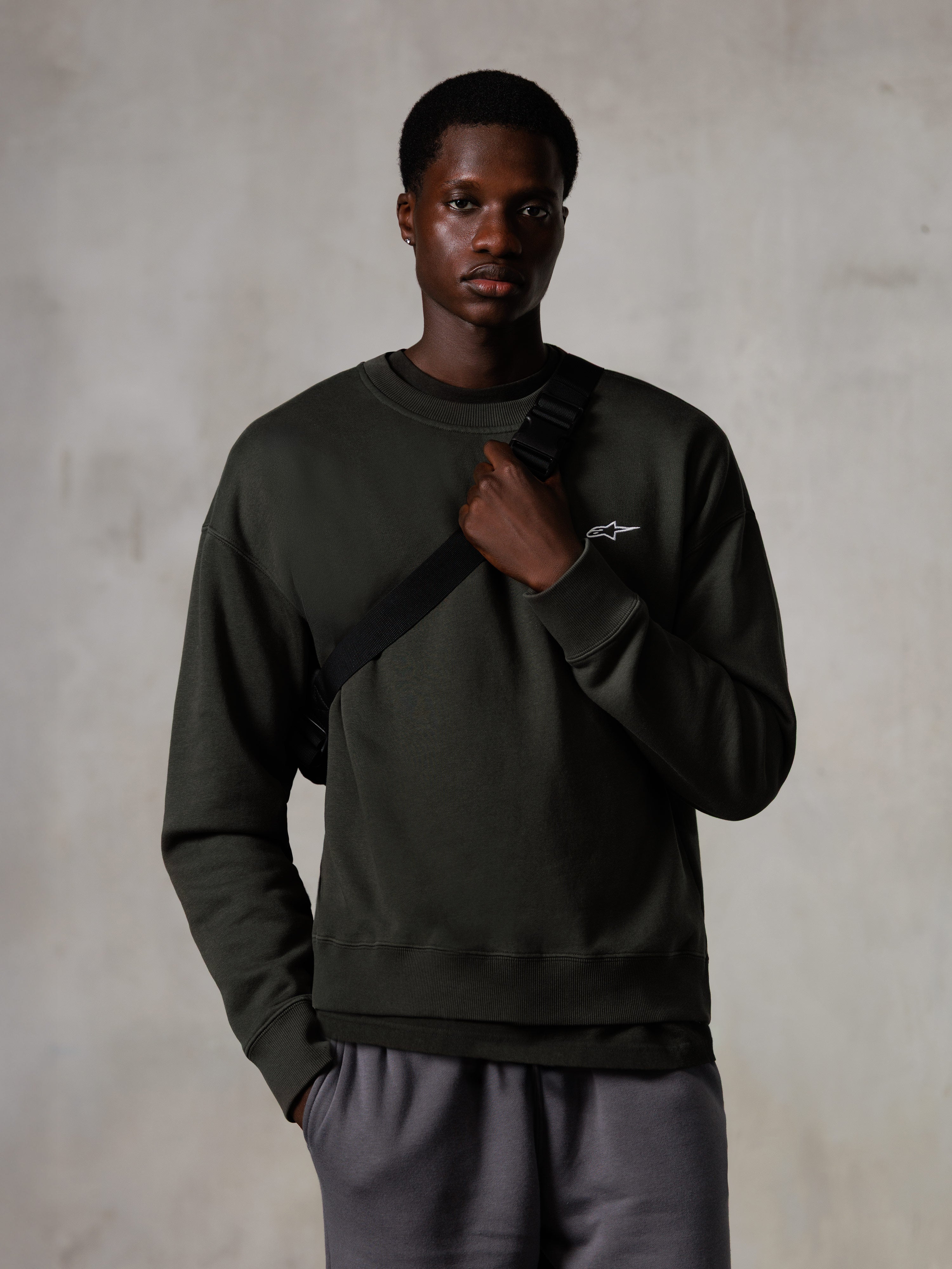 Alpinestars Essentials Ageless Crew, sweat-shirt à col rond, Off Black, avec un petit logo Alpinestars blanc sur la poitrine, col et ourlet côtelés, style streetwear décontracté