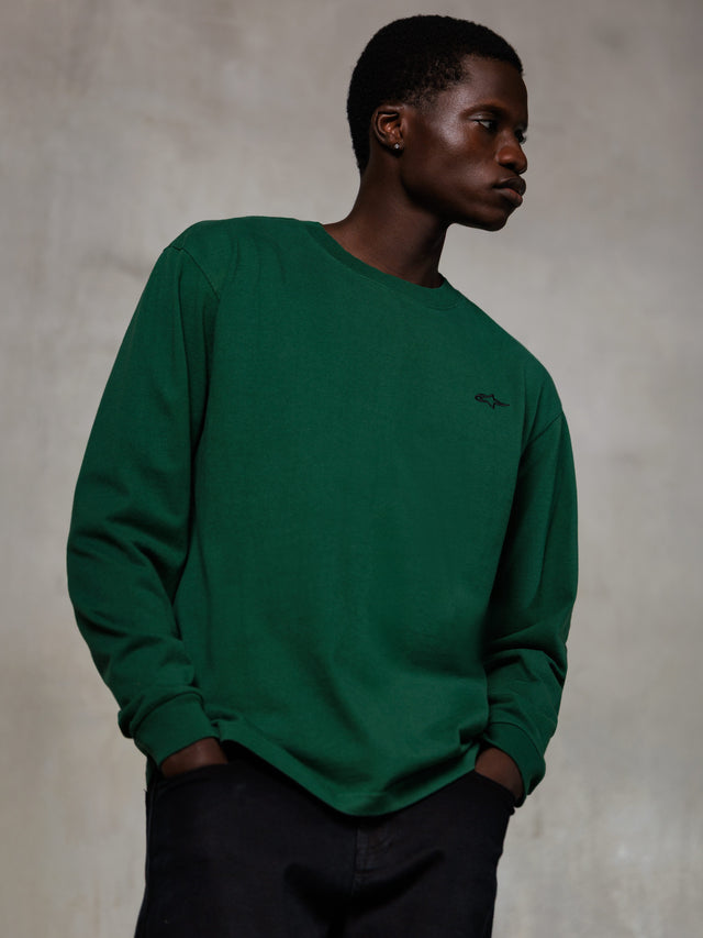 Alpinestars Essentials Ageless LS Tee, t-shirt à manches longues, vert sapin, petit logo noir sur la poitrine, col rond, coupe décontractée, streetwear décontracté en coton biologique de qualité supérieure