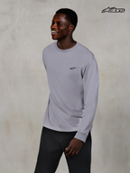 Alpinestars T-Shirt Essentials Ageless, t-shirt à manches longues pour homme gris argenté, en jersey de coton biologique, porté par un modèle