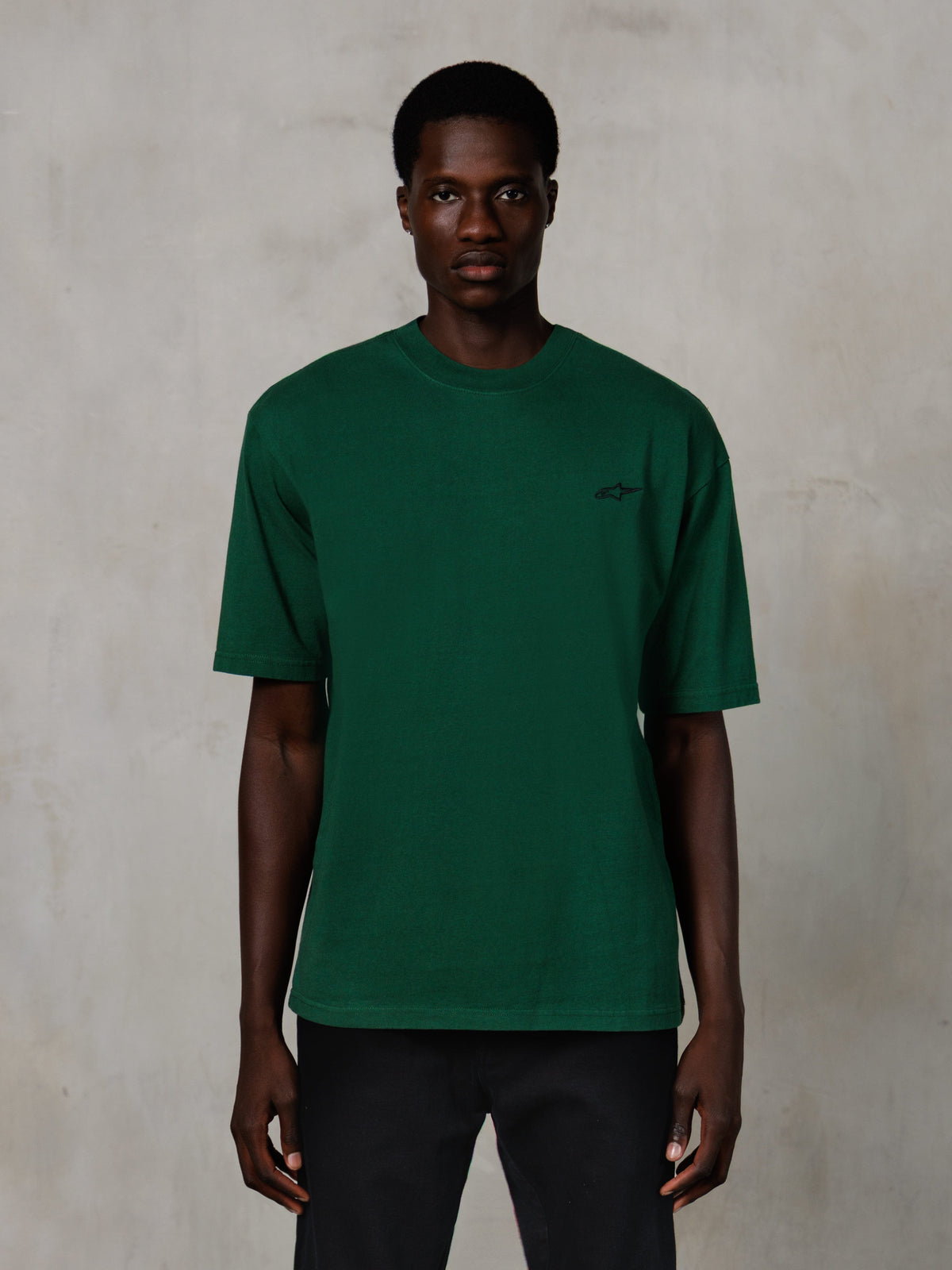 T-shirt Alpinestars Essentials Ageless SS, t-shirt à manches courtes, vert sapin, avec un petit logo noir sur la poitrine, coupe décontractée, style streetwear décontracté
