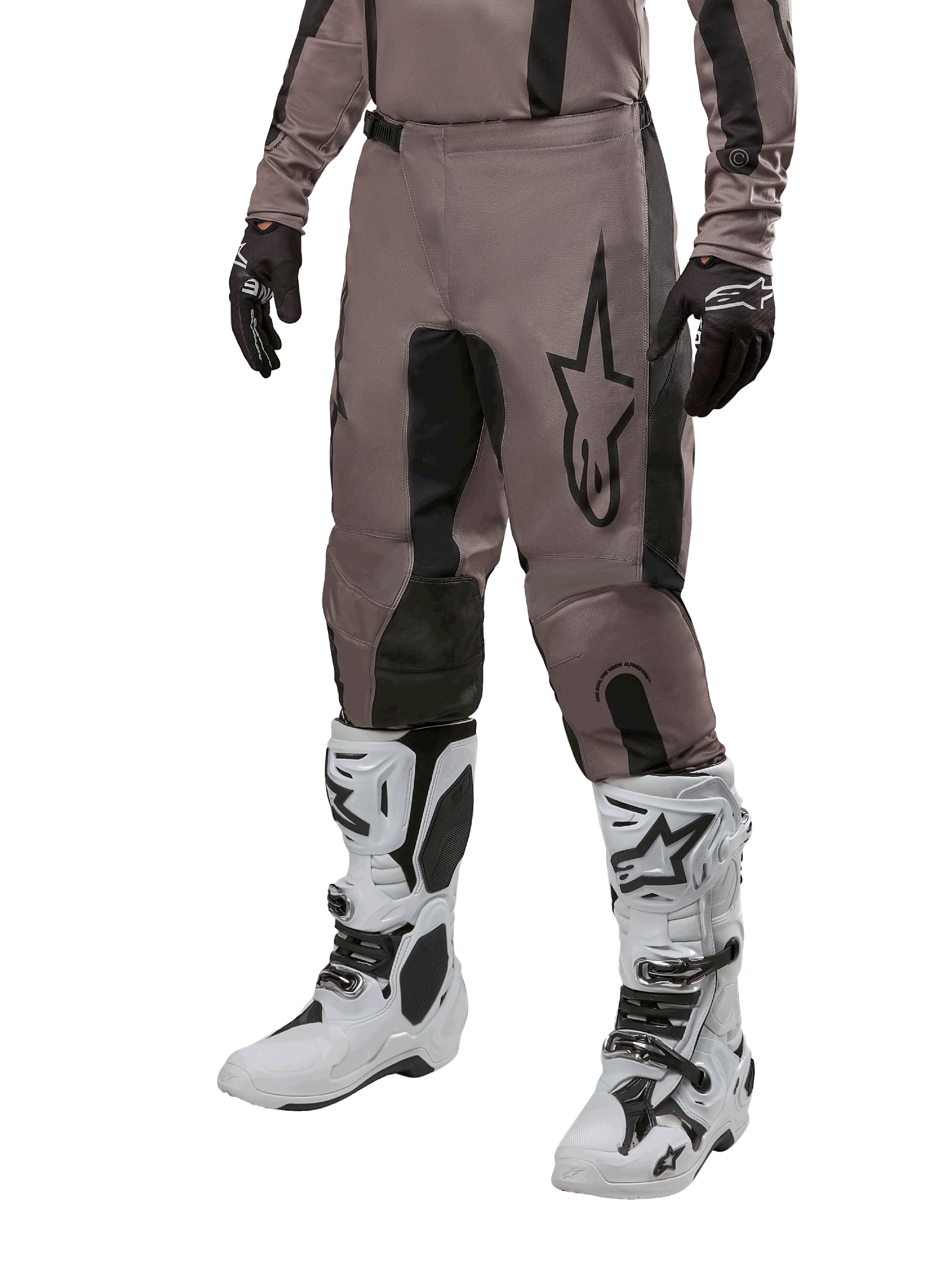 Alpinestars 2024 Fluid Lurv Pants, pantalon de motocross, Mud Black et noir, avec logo Alpinestars, porté avec gants noirs et bottes de motocross blanches, design sportif pour la course tout-terrain