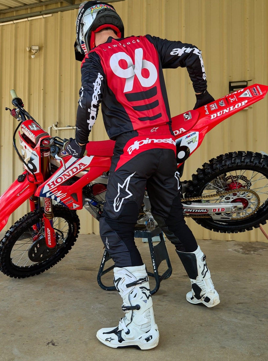 Tenue complète Alpinestars Fluid Haul 2025, maillot et pantalon de motocross, noir et rouge, numéro 96, pilote avec moto